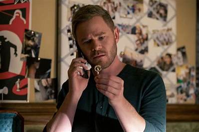 Aaron Ashmore Net Worth, Age, Height, Bio, Birthday, Wiki!