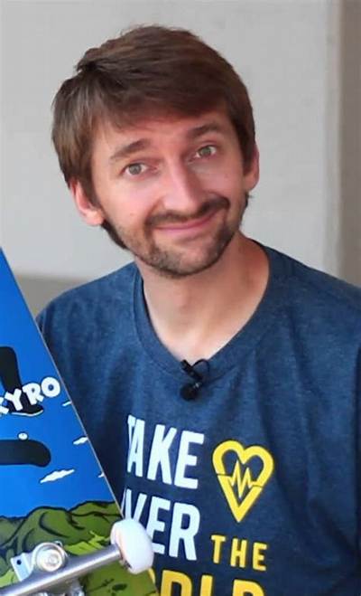 Aaron Kyro Net Worth, Age, Height, Bio, Birthday, Wiki!