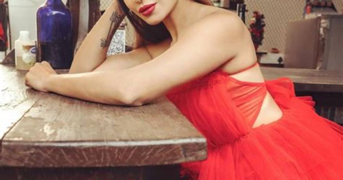 Aashka Goradia Net Worth, Age, Height, Bio, Birthday, Wiki!