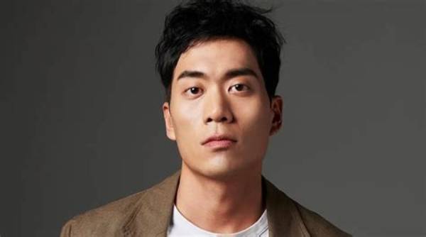 Ahn Suk-Hwan - Net Worth, Age, Height, Birthday, Bio, Wiki!