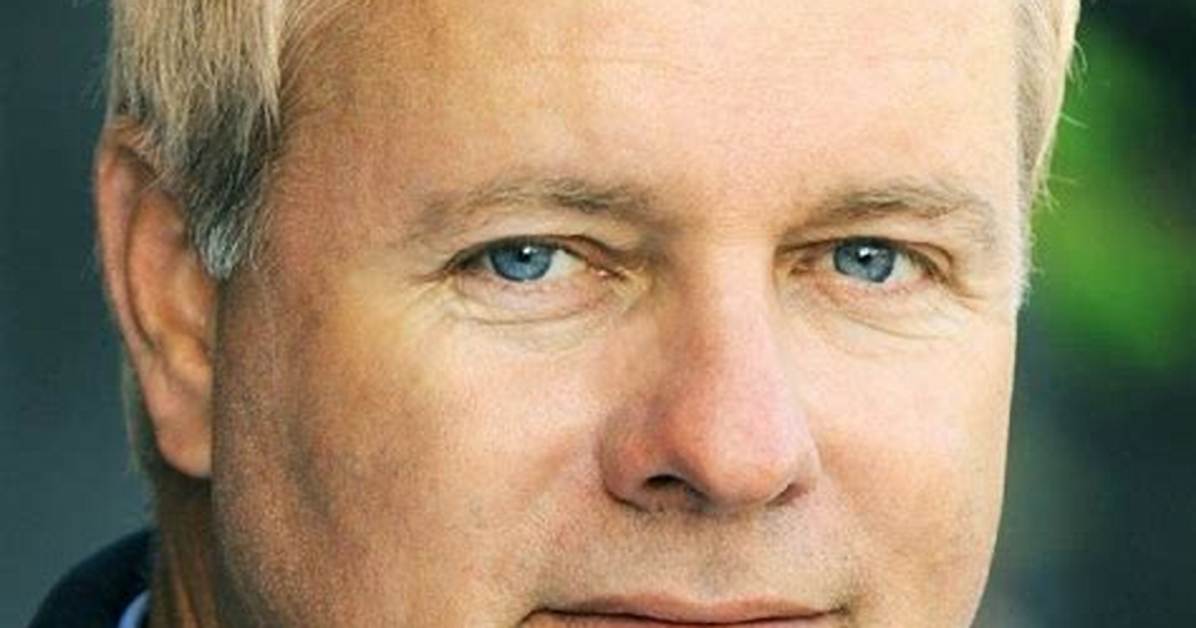 Alex Hyde-White - Net Worth, Age, Height, Birthday, Bio, Wiki!