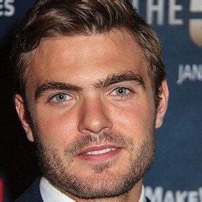 Alex Roe Net Worth, Age, Height, Bio, Birthday, Wiki!