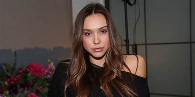Alexis Ren - Net Worth, Age, Height, Birthday, Bio, Wiki!