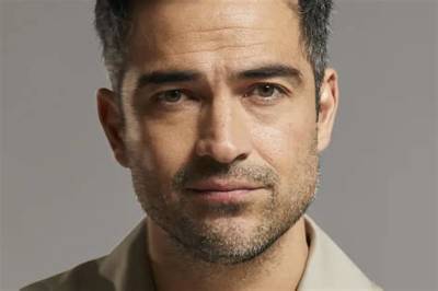Alfonso Herrera Net Worth, Age, Height, Bio, Birthday, Wiki!