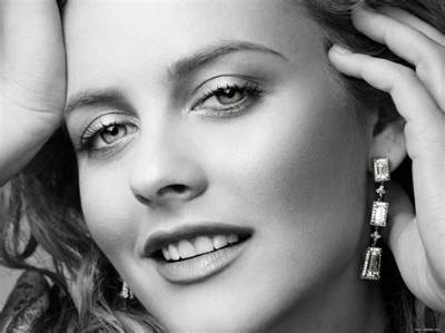 Alicia Silverstone Net Worth, Age, Height, Bio, Birthday, Wiki!