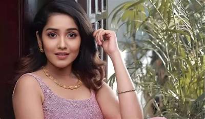 Anikha Surendran Net Worth, Age, Height, Bio, Birthday, Wiki!