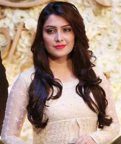 Ayeza Khan - Net Worth, Age, Height, Birthday, Bio, Wiki!