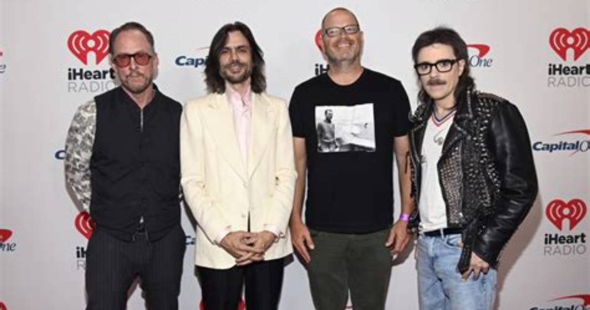 Brian Bell Net Worth, Age, Height, Bio, Birthday, Wiki!