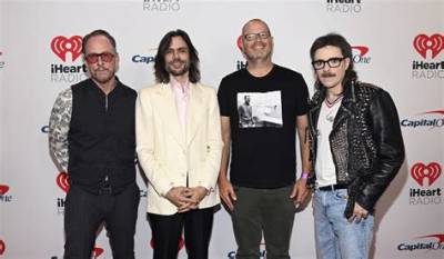 Brian Bell Net Worth, Age, Height, Bio, Birthday, Wiki!