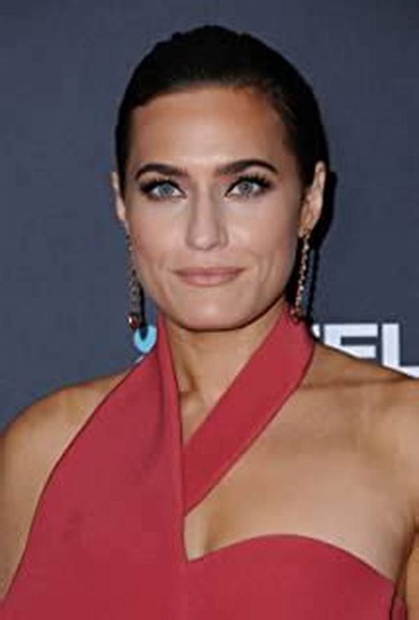 Caitlin Leahy - Net Worth, Age, Height, Birthday, Bio, Wiki!
