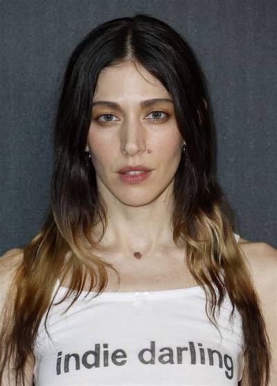 Caroline Polachek Net Worth, Age, Height, Bio, Birthday, Wiki!