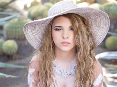 Chelsie Hill Net Worth, Age, Height, Bio, Birthday, Wiki!