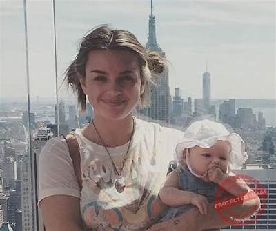 Chloe Pacey - Net Worth, Age, Height, Birthday, Bio, Wiki!