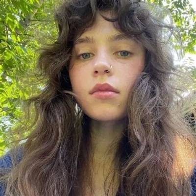 Clairo Net Worth, Age, Height, Bio, Birthday, Wiki!