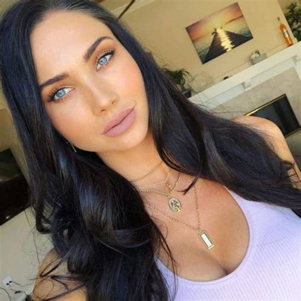 Debora Green Net Worth 2024, Age, Height, Bio, Birthday, Wiki!