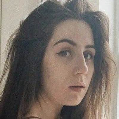 Dodie Clark - Net Worth, Age, Height, Birthday, Bio, Wiki!