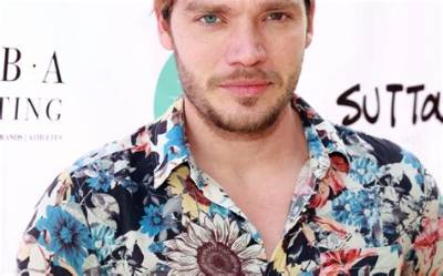 Dominic Sherwood - Net Worth, Age, Height, Birthday, Bio, Wiki!