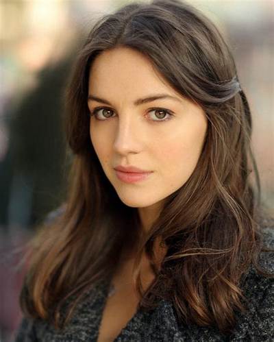Ella Hunt - Net Worth, Age, Height, Birthday, Bio, Wiki!