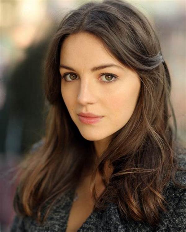 Ella Hunt - Net Worth, Age, Height, Birthday, Bio, Wiki!