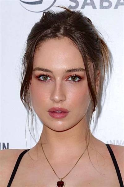 Elsie Hewitt - Net Worth, Age, Height, Birthday, Bio, Wiki!