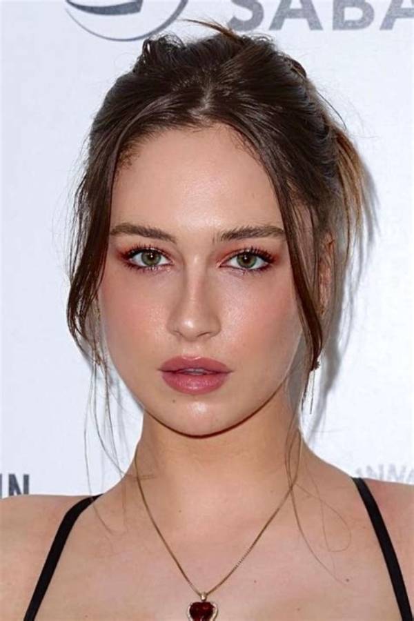 Elsie Hewitt - Net Worth, Age, Height, Birthday, Bio, Wiki!