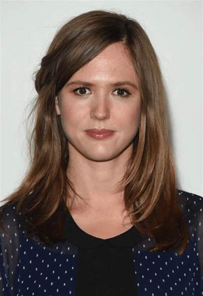 Emily Cox Net Worth, Age, Height, Bio, Birthday, Wiki!