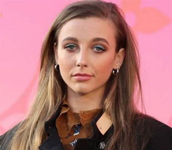 Emma Chamberlain Net Worth, Age, Height, Bio, Birthday, Wiki!