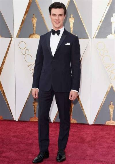 Finn Wittrock Net Worth, Age, Height, Bio, Birthday, Wiki!