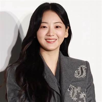 Han Song-Yi - Net Worth, Age, Height, Birthday, Bio, Wiki!