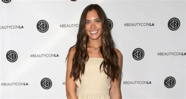 Hannah Meloche Net Worth, Age, Height, Bio, Birthday, Wiki!