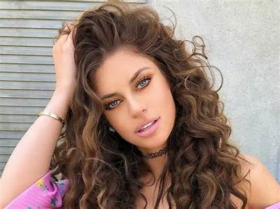 Hannah Stocking Net Worth, Age, Height, Bio, Birthday, Wiki!