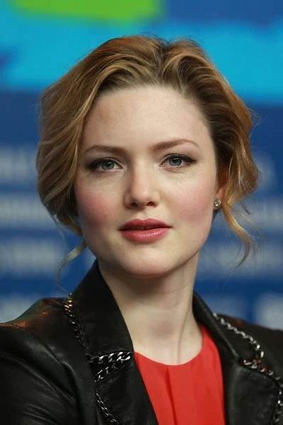 Holliday Grainger Net Worth, Age, Height, Bio, Birthday, Wiki!