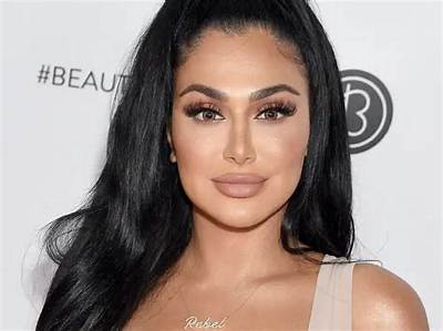 Huda Kattan Net Worth, Age, Height, Bio, Birthday, Wiki!