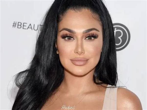 Huda Kattan Net Worth, Age, Height, Bio, Birthday, Wiki!