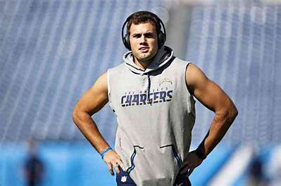 Hunter Henry Net Worth, Age, Height, Bio, Birthday, Wiki!