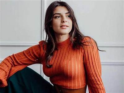 Iis Dahlia Net Worth, Age, Height, Bio, Birthday, Wiki!