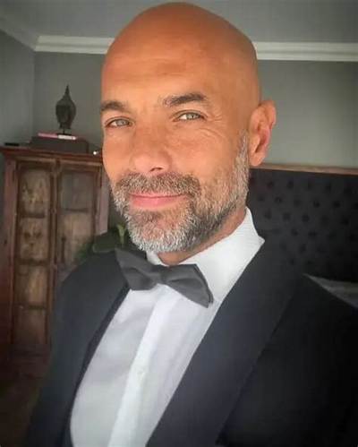 Javier Poza - Net Worth, Age, Height, Birthday, Bio, Wiki!