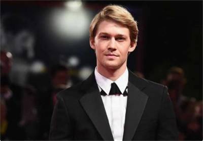 Joe Alwyn Net Worth, Age, Height, Bio, Birthday, Wiki!