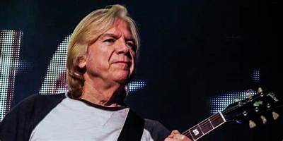 Justin Hayward Net Worth, Age, Height, Bio, Birthday, Wiki!