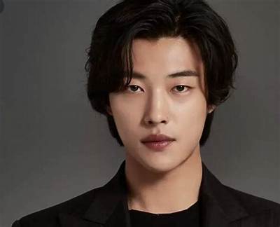 Kim Si-Woo Net Worth, Age, Height, Bio, Birthday, Wiki!