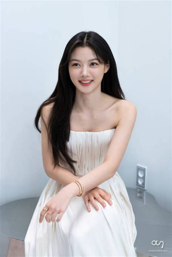 Kim Yoo-Jung Net Worth, Age, Height, Bio, Birthday, Wiki!