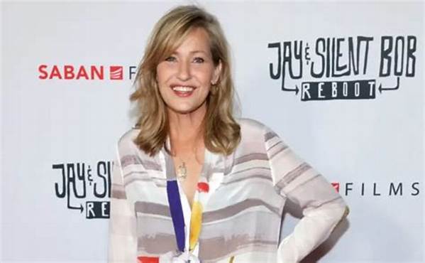 Lauren Adams - Net Worth, Age, Height, Birthday, Bio, Wiki!