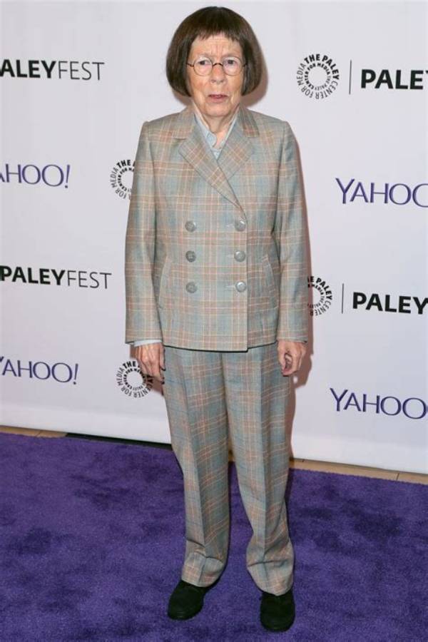 Linda Hunt Net Worth, Age, Height, Bio, Birthday, Wiki!