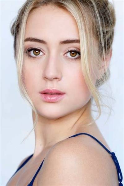 Lizze Broadway Net Worth, Age, Height, Bio, Birthday, Wiki!