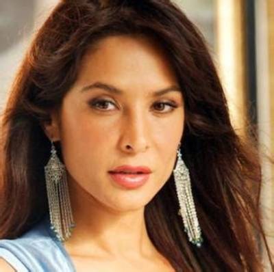 Lorena Enriquez - Net Worth, Age, Height, Birthday, Bio, Wiki!