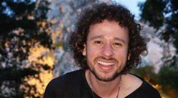 Luisito Comunica Net Worth, Age, Height, Bio, Birthday, Wiki!