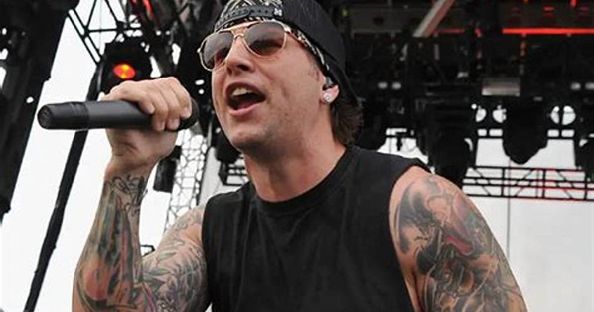 M. Shadows Net Worth, Age, Height, Bio, Birthday, Wiki!