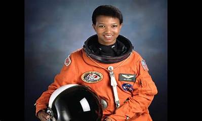 Mae Col - Net Worth, Age, Height, Birthday, Bio, Wiki!