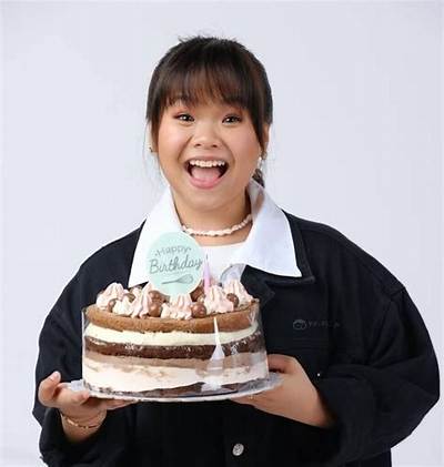 Mae Tan - Net Worth, Age, Height, Birthday, Bio, Wiki!
