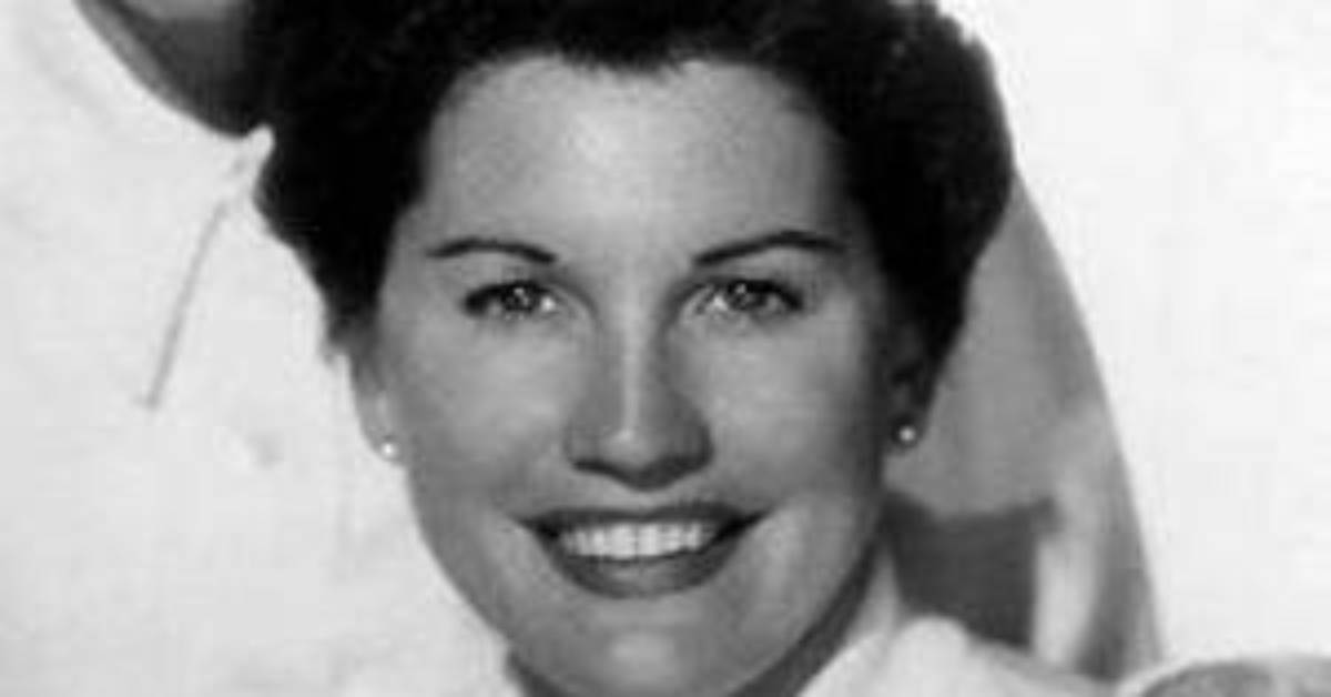Maxene Andrews Net Worth, Age, Height, Bio, Birthday, Wiki!